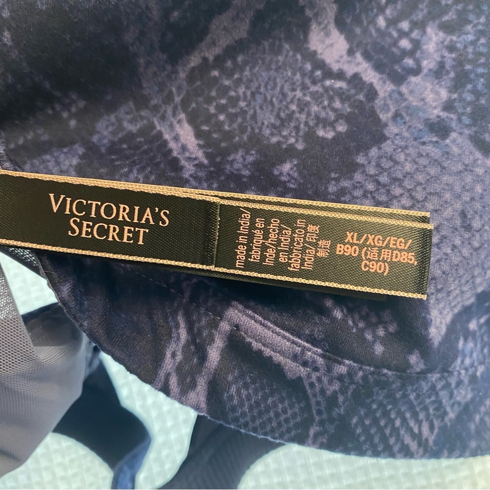 Victoria’s Secret Blue Snake Skin Criss Cross Sports Bra Size: Extra Large (XL) - Picture 3 of 4
